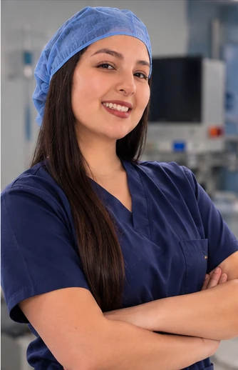 Poliana Guedes em uniforme azul em ambiente hospitalar